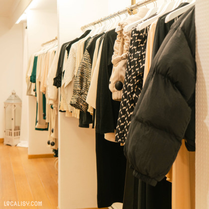 Collection de vêtements blancs et noirs dans le magasin de vêtements Ax'elles à Aywaille.