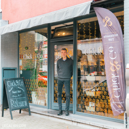 Façade de la rôtisserie Chick&Co à Tilff avec le propriétaire devant l'entrée.