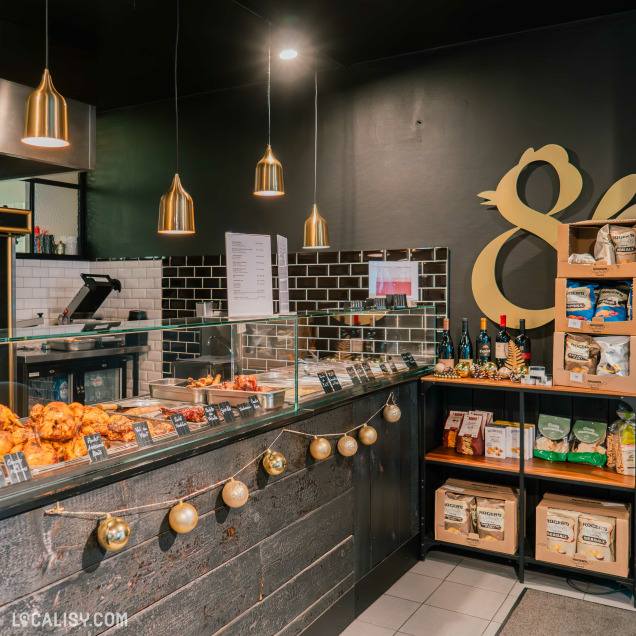 Intérieur de la rôtisserie Chick&Co à Tilff avec vue sur le comptoir et les produits proposés.