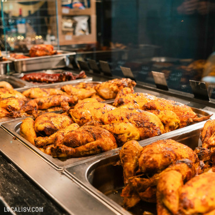 Poulets rôtis en vitrine à la rôtisserie Chick&Co à Tilff.