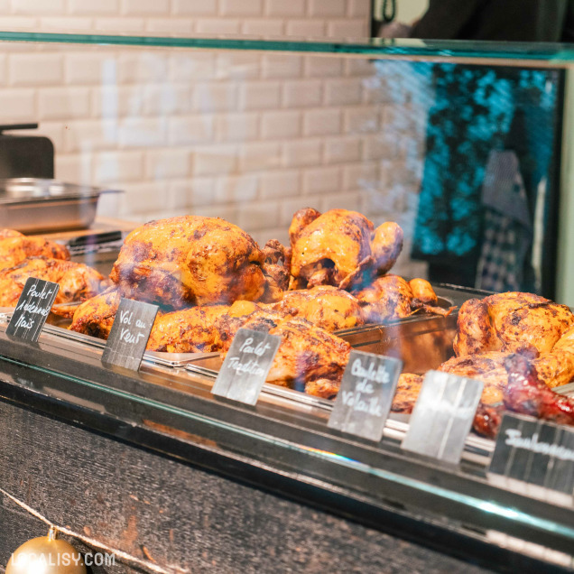 Poulets dorés et grillades en vitrine chez Chick&Co à Tilff.