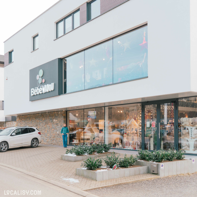 Vue extérieure du magasin Bébé Wadou à Malmedy, spécialisé dans les articles pour bébés.