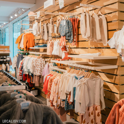 Rayon vêtements pour bébés et enfants dans le magasin Bébé Wadou à Malmedy.