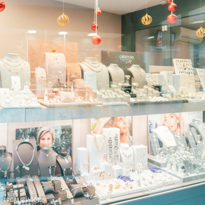 Vitrine avec des bijoux et montres à la bijouterie Hacour à Seraing.