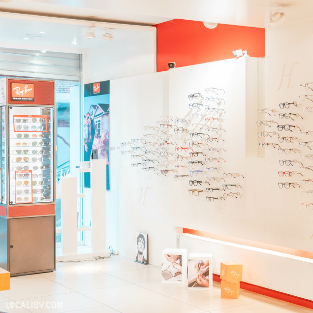 Mur d'exposition de lunettes au magasin optique Hacour à Seraing.