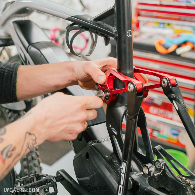 Réglage minutieux d'un vélo dans l'atelier Velo Vrac Custom à Grivegnée.