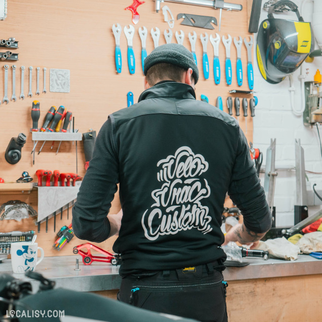 Artisan en plein travail dans l'atelier de Velo Vrac Custom à Grivegnée.