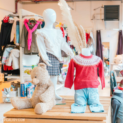 Présentation des vêtements d'occasion enfants chez Baby Brocant'on Aywaille