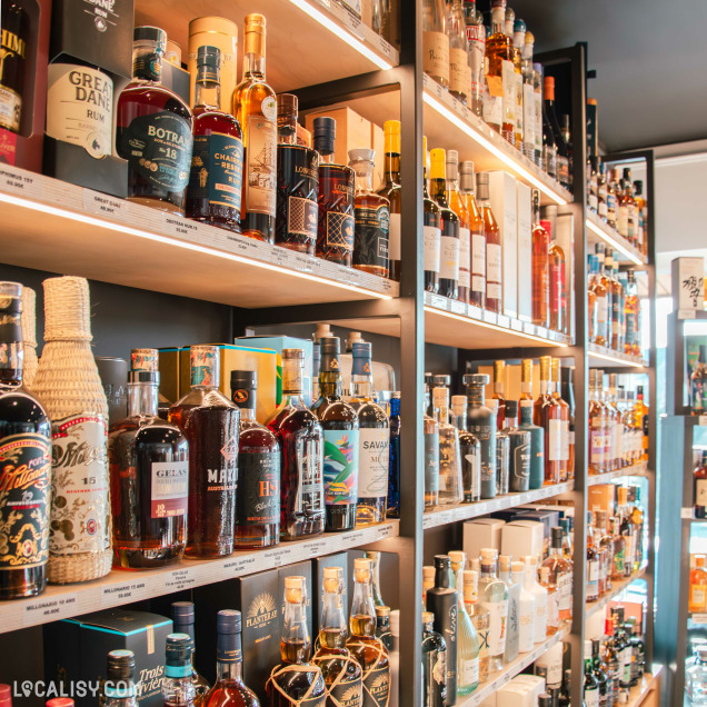 Rayons de bouteilles de spiritueux au Comptoir des Vins à Boncelles.