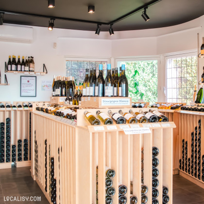 Rayons de bouteilles de vin blanc au Comptoir des Vins à Boncelles.