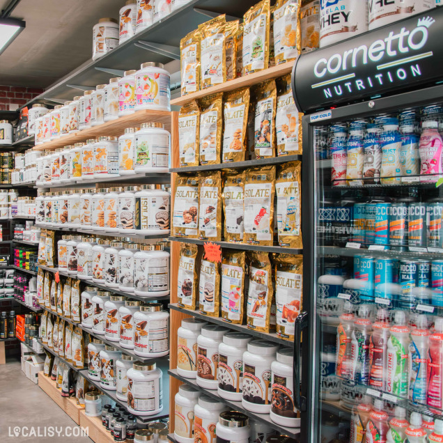 Produits protéinés et boissons énergétiques au Cornetto Shop à Liège.