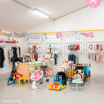 Espace dédié aux vêtements et articles pour enfants dans le magasin 3R second hand à Lontzen.