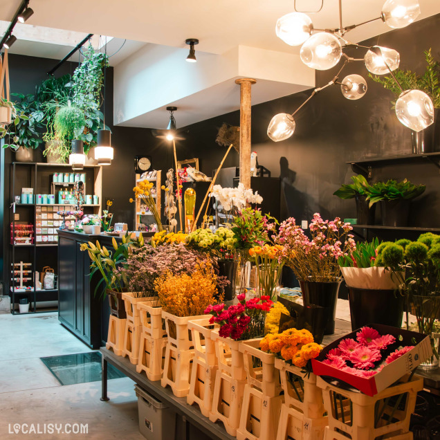 Intérieur du magasin de décoration L'Atelier des Fleurs à Stavelot, mettant en avant des compositions florales et des objets décoratifs.