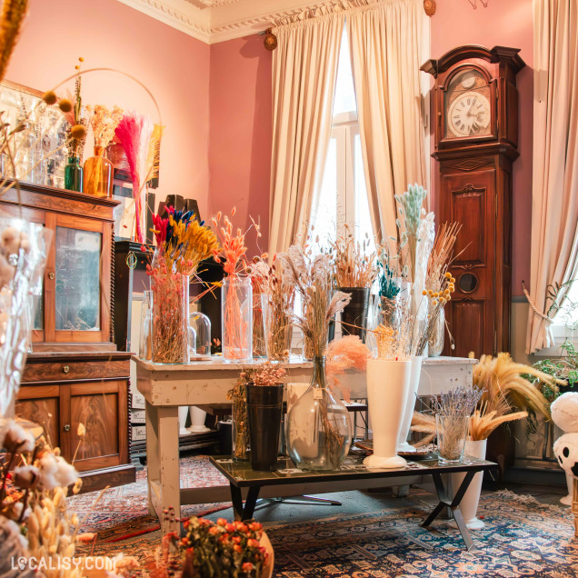 Coin décoratif de L'Atelier des Fleurs à Stavelot avec des fleurs séchées et des accessoires vintage.