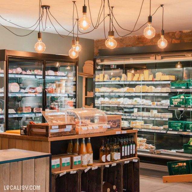 Fromages et charcuteries artisanales en vitrine au magasin d'alimentation La Casemate à Theux.