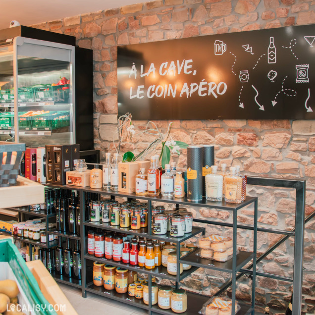 Coin apéro avec alcools et produits du terroir à La Casemate, magasin d'alimentation à Theux.