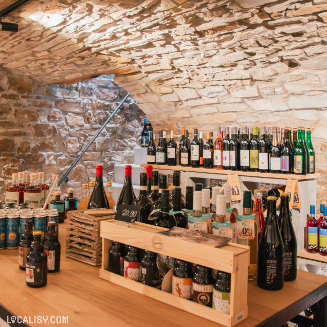 Sélection de vins et spiritueux dans la cave du magasin d'alimentation La Casemate à Theux.