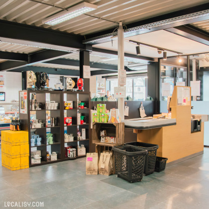 Intérieur du magasin d'alimentation italienne La Maison Butera à Seraing avec l'espace caisse et rayons de produits.