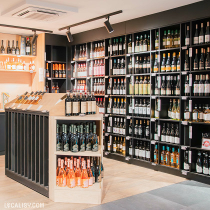 Sélection de vins italiens dans le rayon caviste du magasin La Maison Butera à Seraing.