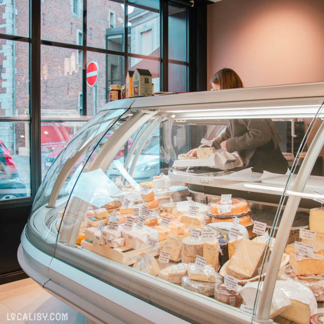 Fromagère en train de préparer une commande à la fromagerie La Cave d'Axelle à Theux.