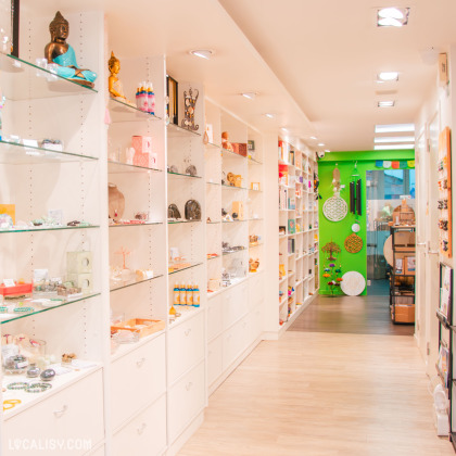 Intérieur lumineux du magasin Le Lotus Bleu à Malmedy avec une sélection d'objets spirituels.