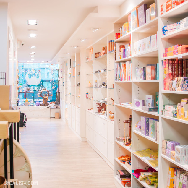 Rayon de livres et accessoires ésotériques au magasin Le Lotus Bleu à Malmedy.