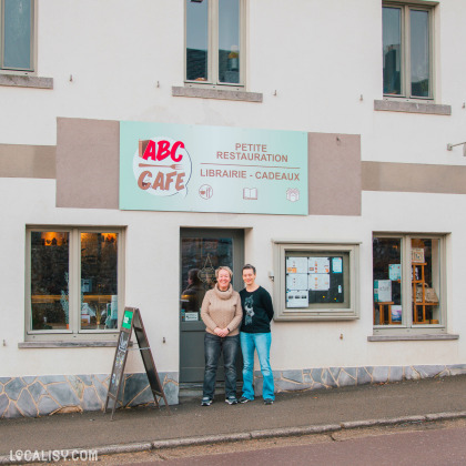 Façade de la librairie ABC Café à Jalhay, un lieu mêlant petite restauration, librairie et cadeaux.