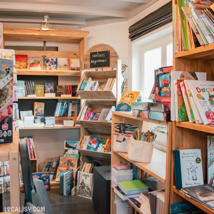 Espace lecture et détente d'ABC Café à Jalhay, combinant un café et une librairie dans un cadre cosy.