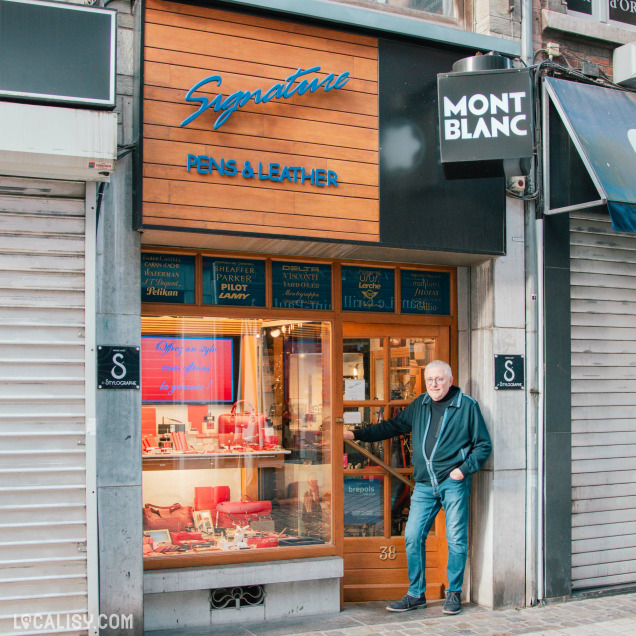 Façade du magasin La Signature à Liège, boutique spécialisée en stylos et maroquinerie.