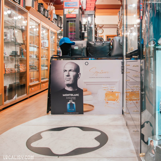 Vitrine élégante de la boutique La Signature à Liège, mettant en avant des articles Montblanc et autres accessoires de luxe.