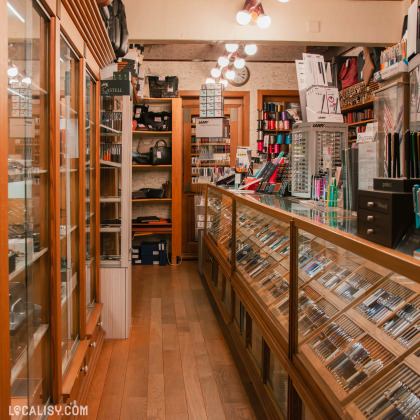 Intérieur du magasin La Signature à Liège, mettant en avant une large gamme de stylos et d'accessoires d'écriture.