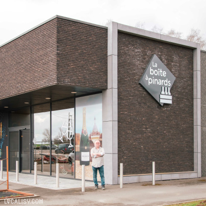 Extérieur du magasin : Façade moderne du magasin de vins La Boîte à Pinards à Nandrin, spécialisé en vins et spiritueux.