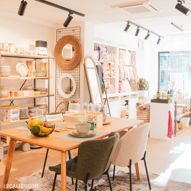 Intérieur du Peppermint Shop à Liège, présentant des objets de décoration et du mobilier tendance.