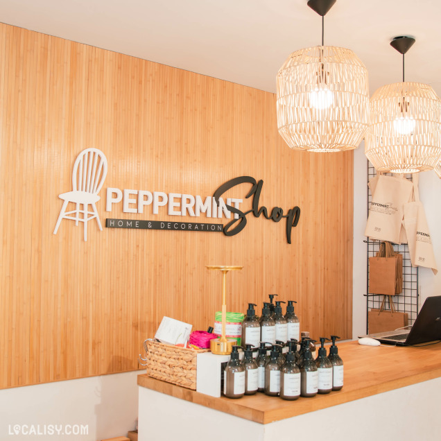 Comptoir d’accueil du Peppermint Shop à Liège, un concept store déco au style chaleureux et moderne.