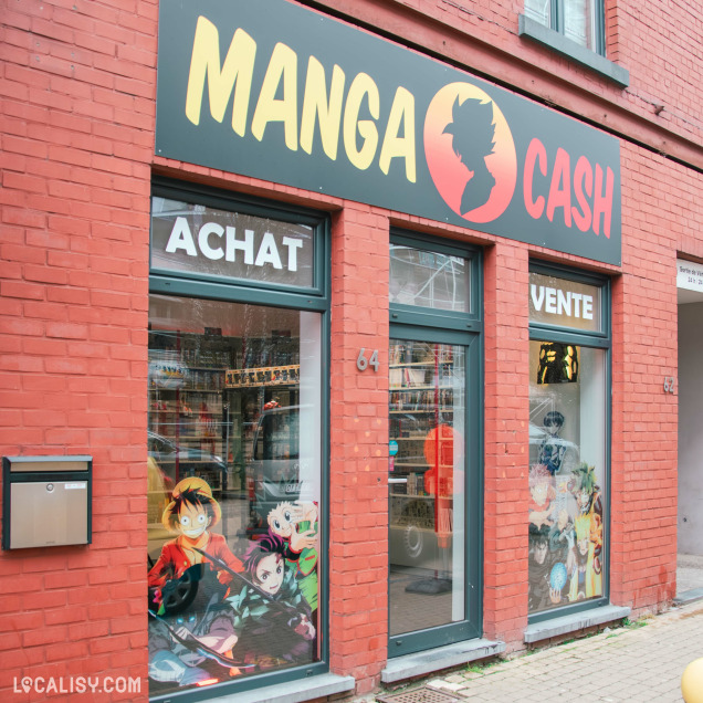 Façade du magasin Manga Cash à Ans, avec une grande enseigne jaune et rouge arborant le nom du magasin. Les vitrines sont décorées d’illustrations de personnages d’animes célèbres.